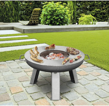Aire de barbecue avec saucisses et viande dans le jardin