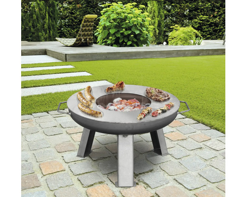 Aire de barbecue avec saucisses et viande dans le jardin