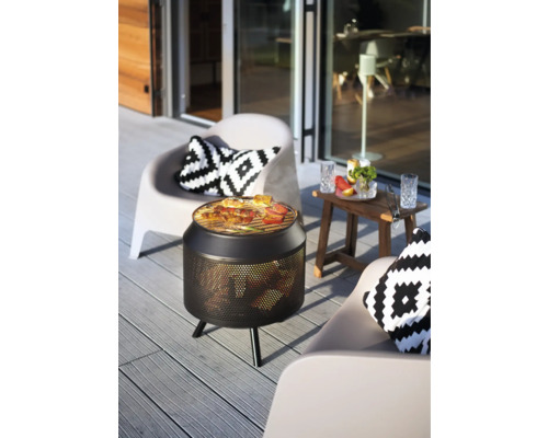 Aussensitzbereich mit Grillstelle, Stühlen und Beistelltisch auf einer Terrasse