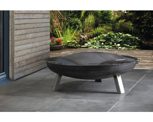 Feuerschale mit Abdeckung im Garten