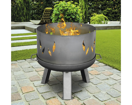 Feuerstelle aus Metall mit Flammenmuster und Holzfeuer im Garten