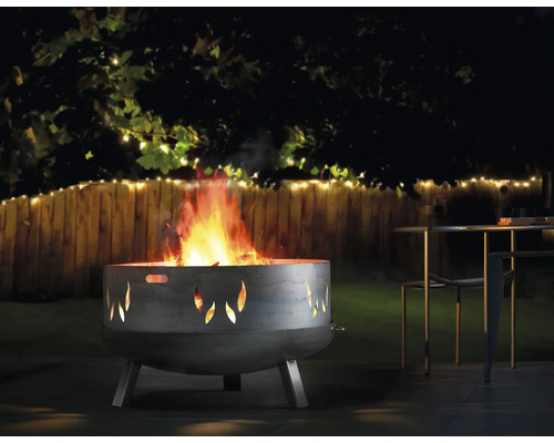 Feuerstelle mit Flammenmuster im Garten bei Nacht