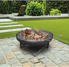 Scène de jardin avec barbecue et différentes grillades