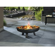 Brasero avec des grillades dans le jardin