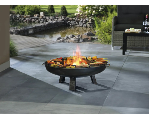 Brasero avec des grillades dans le jardin