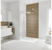 Helles Badezimmer mit Dusche, Waschtisch und Handtuch