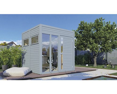 Garten Szene mit modernem Gartenhaus aus Holz mit Fenstern und Tür auf einer Holzterrasse