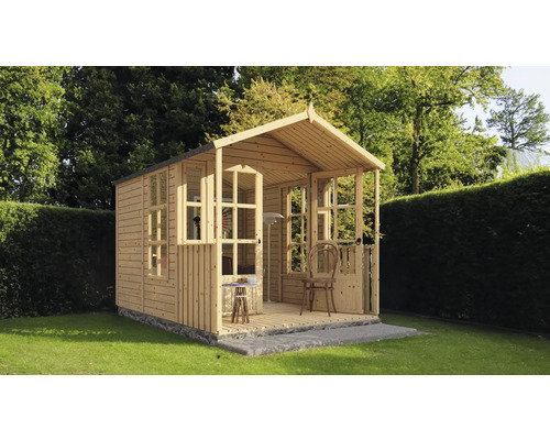 Maison de jardin en bois avec fenêtres et portes partiellement ouvertes dans le jardin