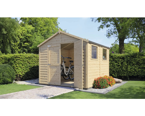 Garten mit Gerätehaus aus Holz und geöffneter Tür, in dem ein Fahrrad steht