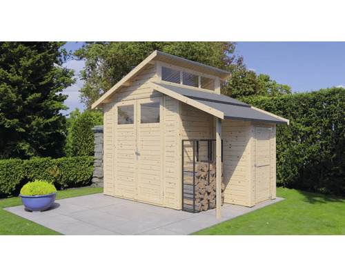 Abri de jardin en bois avec porte double, fenêtres et étagère à bois dans le jardin