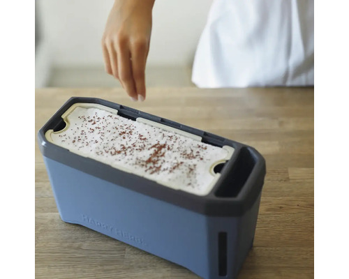 Anzuchtkasten mit Aussaaterde und Samen wird bepflanzt