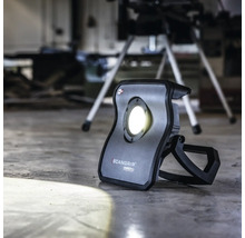 Scangrip Lampe mit Stativ im Hintergrund