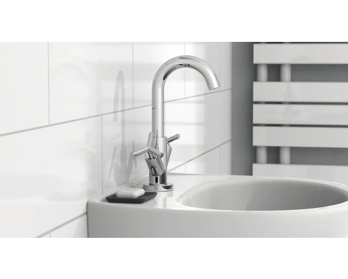 Lavabo avec robinet et savon dans une salle de bains moderne