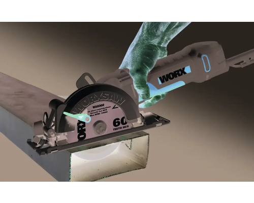 Scie circulaire WORX coupant une pièce métallique