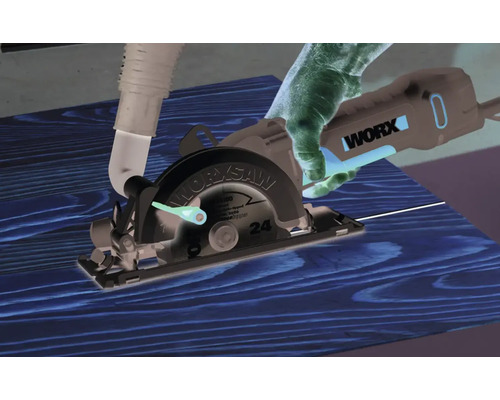 Scie circulaire portative de la marque Worx en train de scier du bois