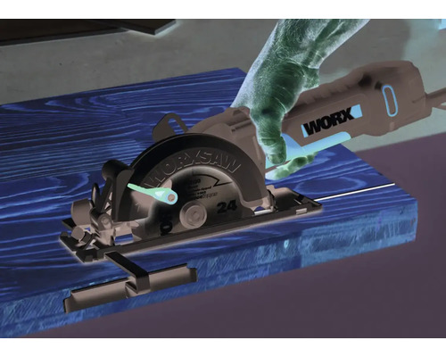 Une main utilise une scie circulaire portative de marque Worx pour scier du bois.