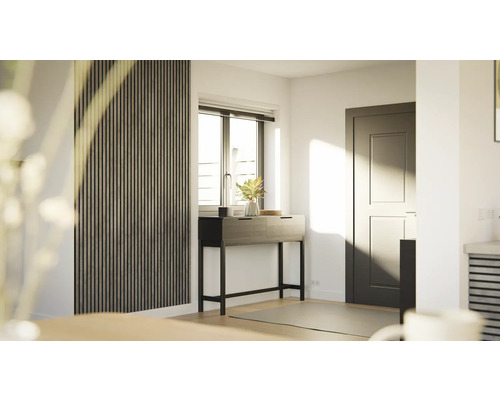 Einrichtungsbeispiel mit Wandpaneelen, Konsole, Fenster und Tür.