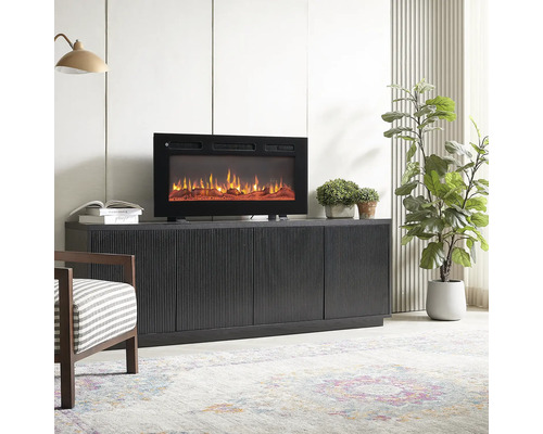 Wohnzimmer mit schwarzem Schrank, darauf ein elektrischer Kamin, Bücher und Pflanzen