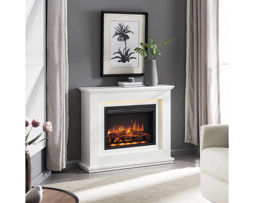 Elektrischer Kamin mit weißem Gehäuse in einem Wohnzimmer