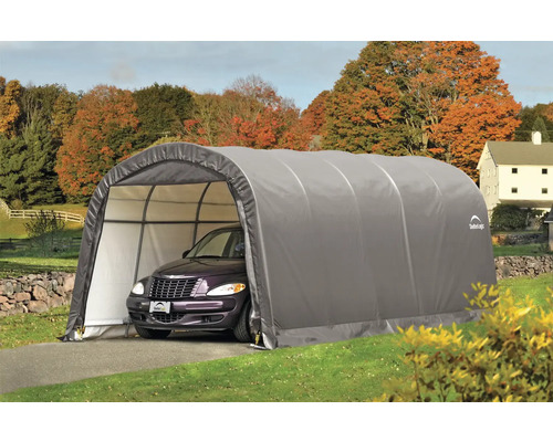 Voiture garée dans un garage mobile gris à l''extérieur.