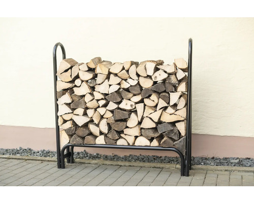 Brennholzregal mit Holzscheiten