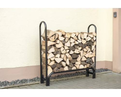 Brennholzregal aus Metall mit gestapeltem Brennholz
