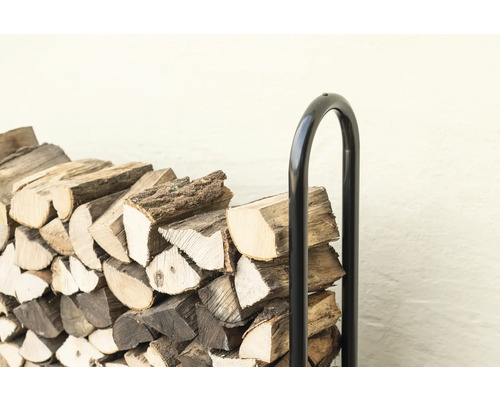 Gestapeltes Brennholz in einem Brennholzregal.