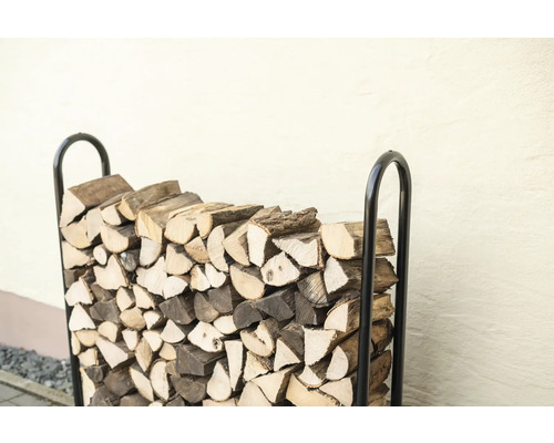 Gestapeltes Kaminholz im Holzregal