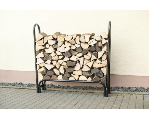 Brennholzregal mit gespaltenem Holz