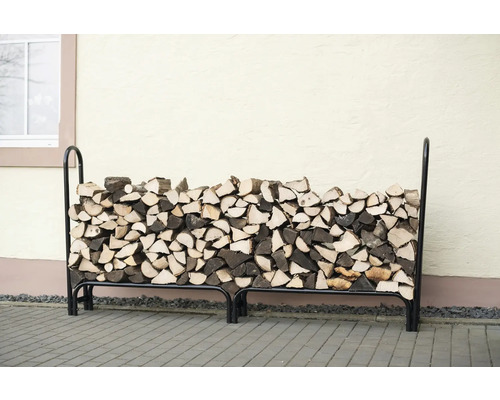 Gestapeltes Brennholz in einem schwarzen Metall-Holzregal.