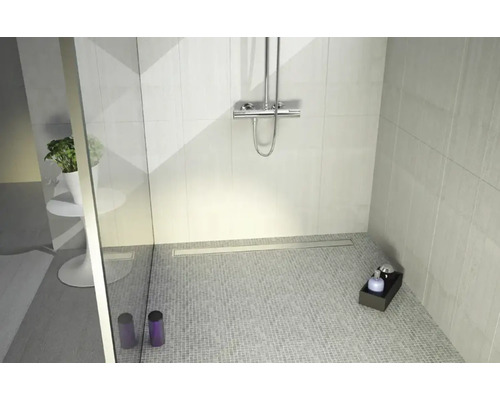 Modernes Badezimmer mit Dusche, Duschrinne und Fliesen
