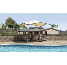 Sonnenschutzpavillon neben einem Pool mit entspannenden Personen auf Liegestühlen.