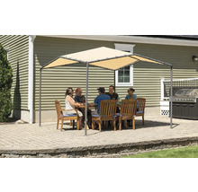Gruppe von Personen sitzt unter einem Pavillon an einem Gartentisch mit Stühlen.
