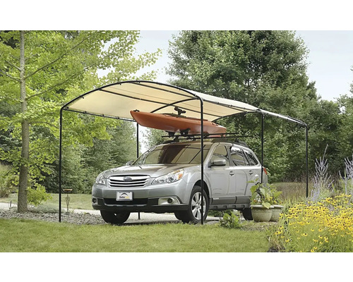 Auto unter einem Carport mit Stoffdach und Kajak auf dem Dach
