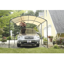 Auto unter einem Carport mit Überdachung und Kajak auf dem Dach