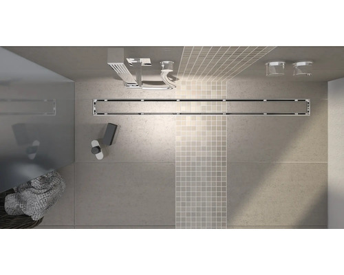 Begehbare Dusche mit Duschrinne, Duschkopf und Ablage aus einer Vogelperspektive