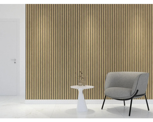 Wohnraum mit Akustikpaneelen an der Wand, Sessel und Beistelltisch