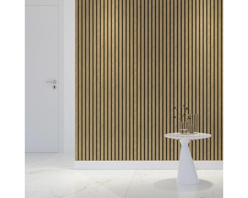 Helle Diele mit Holzpaneelwand, Tür und Beistelltisch mit Dekoration