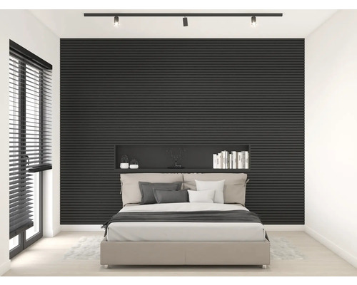 Schlafzimmer mit Bett, Nachttisch und Wandpaneelen