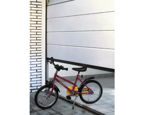 Scène avec une porte de garage ouverte et un vélo d''enfant