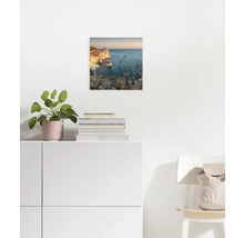 Wandbild mit Küstenlandschaft auf einer Kommode