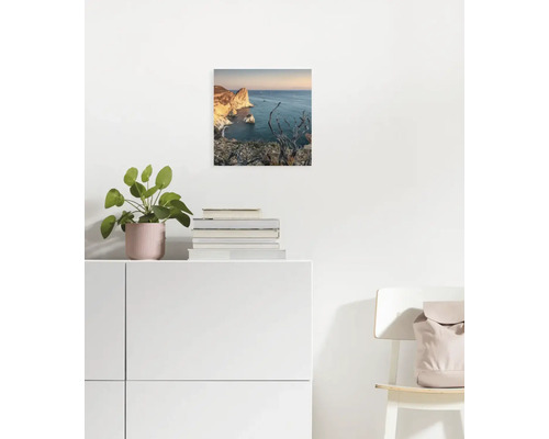 Wandbild mit Küstenlandschaft auf einer Kommode