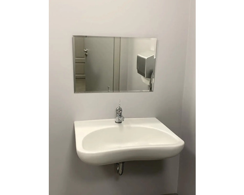 Lavabo de salle de bain avec miroir et robinetterie