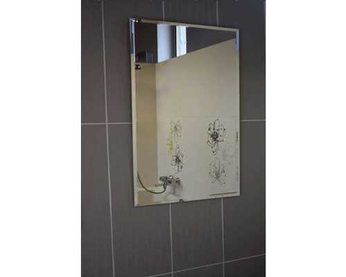 Miroir rectangulaire sur un mur carrelé