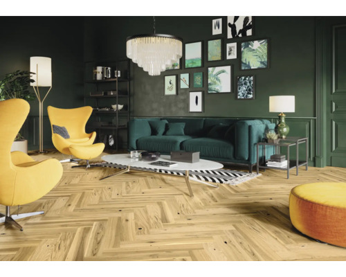 Wohnzimmer mit gelben Sesseln, grünem Sofa und Fischgrätparkett