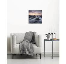 Dekoratives Wandbild mit Steinmotiv über einem Sessel im Wohnzimmer