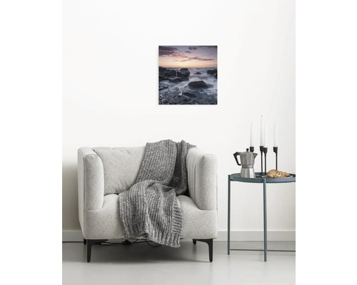 Dekoratives Wandbild mit Steinmotiv über einem Sessel im Wohnzimmer