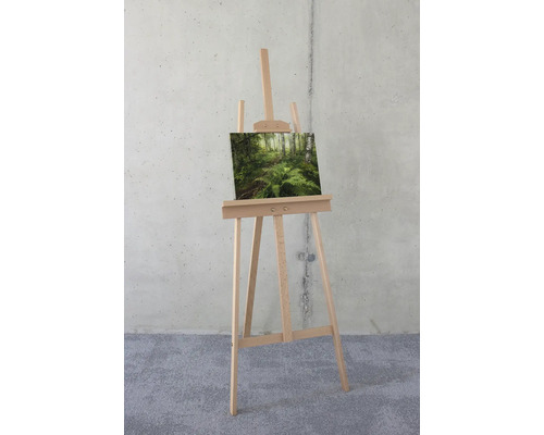 Staffelei mit Leinwandbild eines Waldes