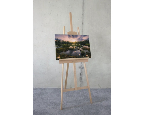 Chevalet avec toile représentant un paysage de lande au lever du soleil