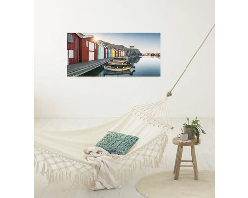 Wohnzimmer mit Hängematte, Beistelltisch und Wandbild mit maritimen Motiv